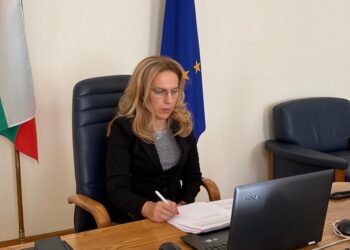 Тристранката мина онлайн