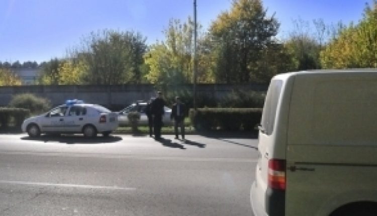 Млада водачка удари спряла на зебра кола