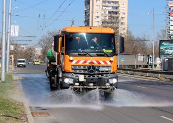 Пролет пукна! Пак мият улиците! /график/