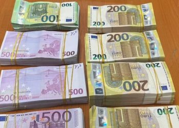 Мъж с 650 000 EUR в потници на границата