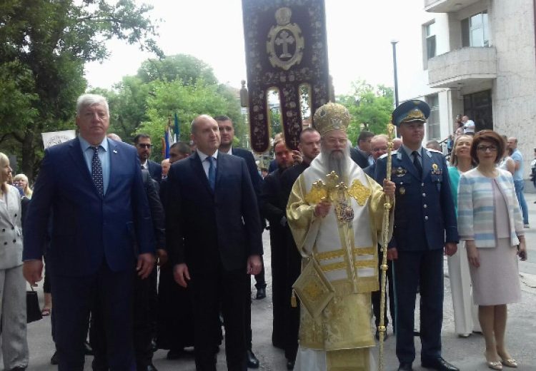 Радев, Димитров и Николай водят шествието