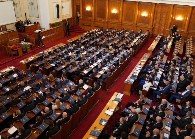 След 18 ч. маратон: ИК променен наполовина!