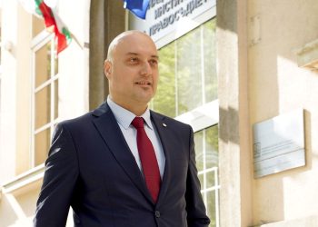 Осемте джуджета влизат във ВСС
