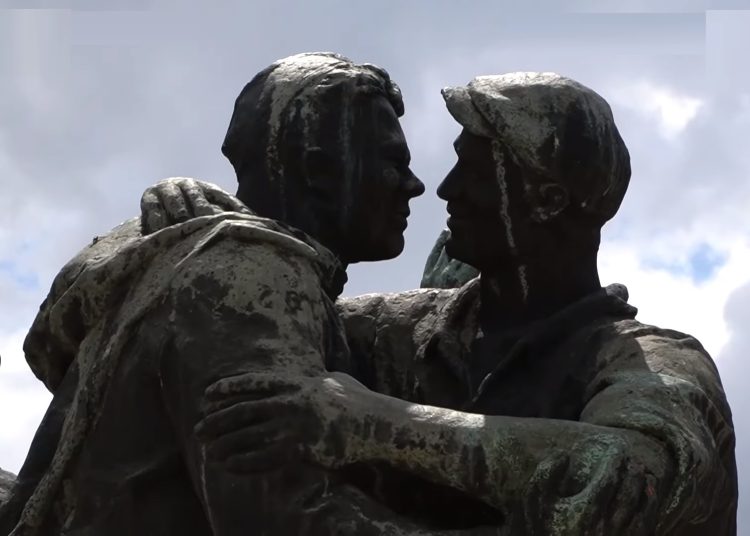 Гей елементи в съветските паметници