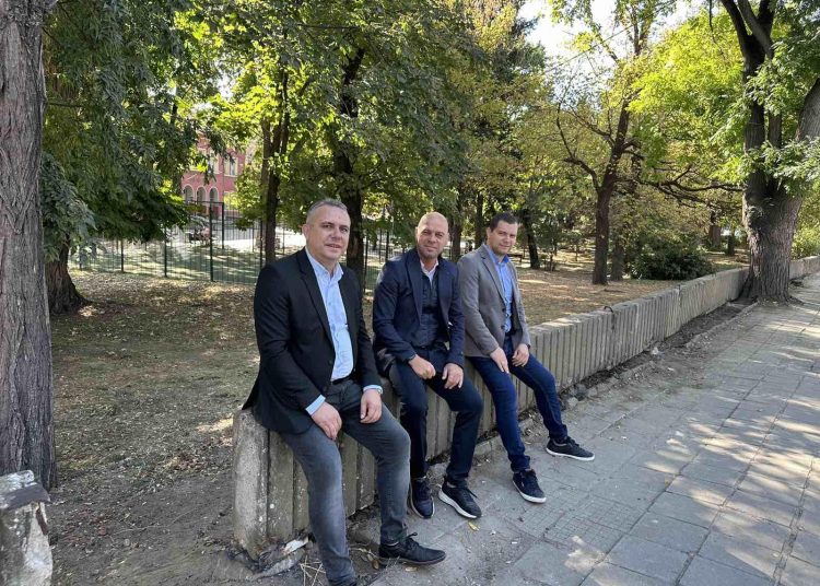 Седим на оградата…