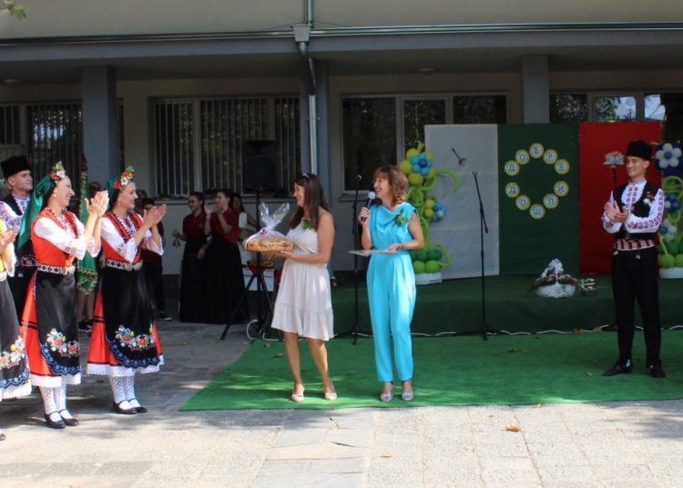 Палят светлините на елхата в Областна администрация