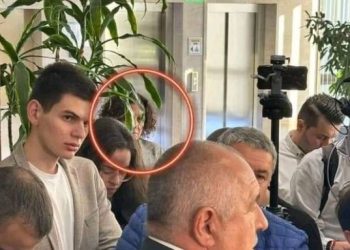 Кака Цона смени Насти на поста зад фикуса
