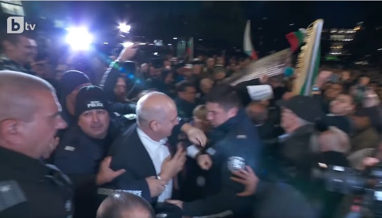 Патреоти нападнаха директора на Народния театър