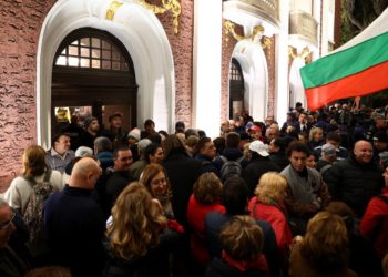 Прокуратурата пое щурма на Народния театър