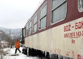 Спрени влакове заради сняг и ток