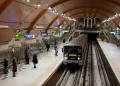 Мъж легна на релсите на метрото