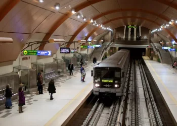 Мъж легна на релсите на метрото
