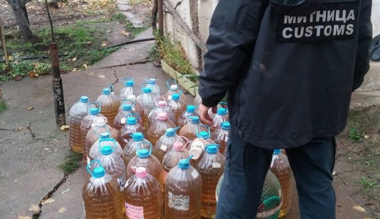 Полицаи конфискуваха 200 литра ракия