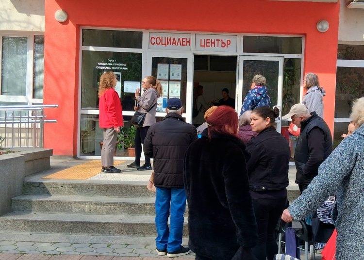 БЧК раздава пакети с 11 вида храни