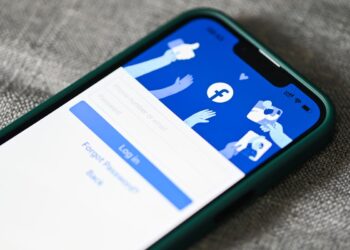 Facebook и Messenger се сринаха