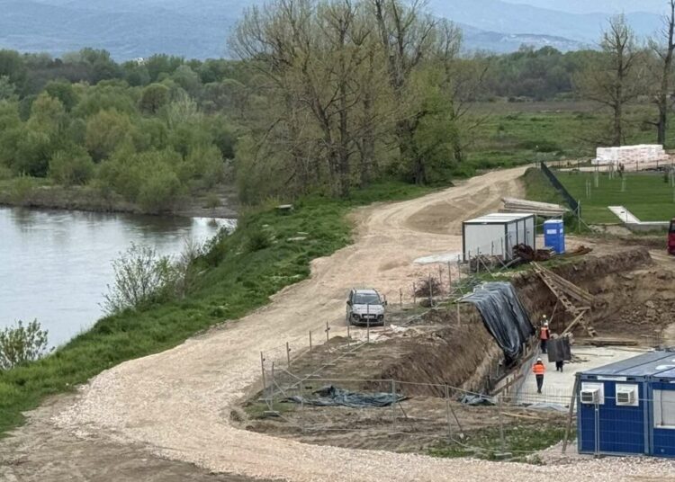 Кметът спря строителство край река Марица