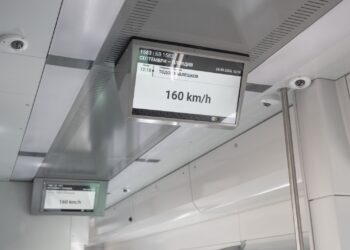 Зам.-министърка фучи със 160 км във влак
