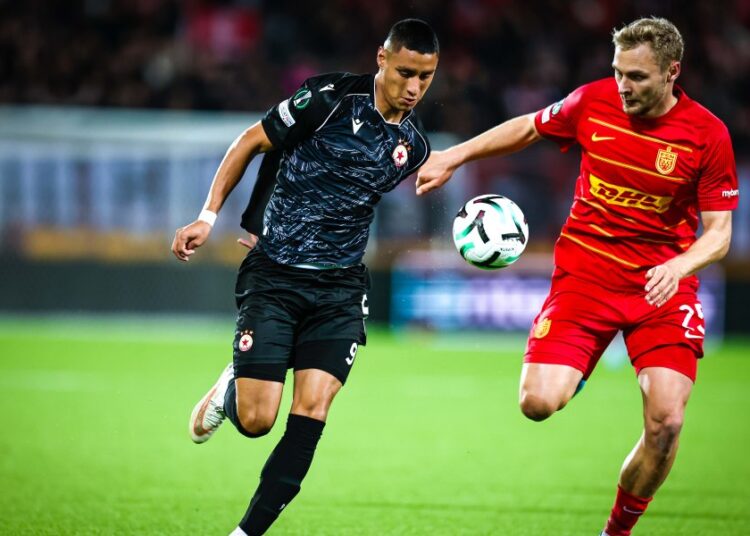 Червена драма на изкуствения терен в Дания 2:2
