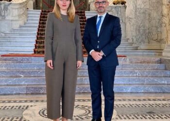 Голата Маха като банан с пижама